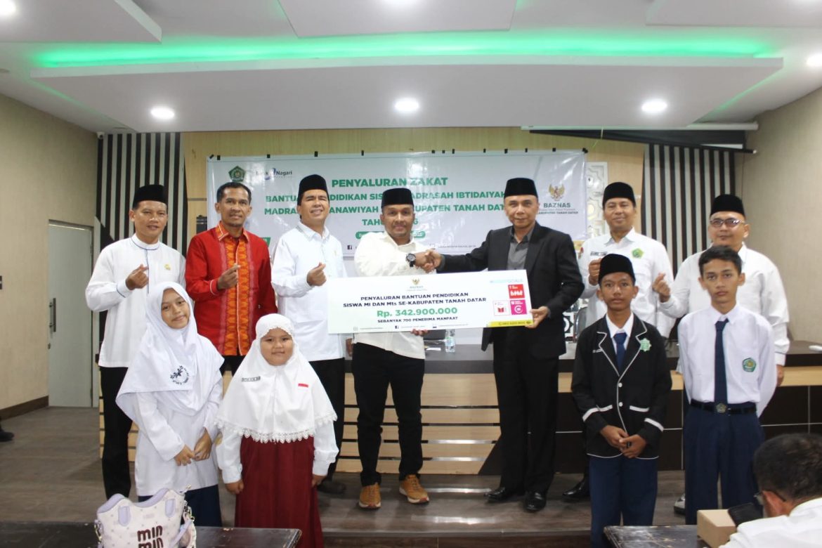 700 Siswa MI dan MTs Terima Zakat ASN Kementerian Agama Tanah Datar Senilai Rp Rp342,9