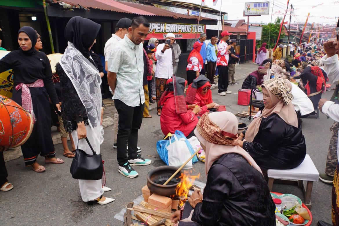 53 Kelompok Adu Kreasi Masak Sambalado Tanak  Di Bukit Tui Kelurahan Tanah Hitam Padang Panjang