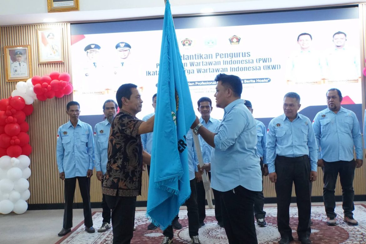 Ketua PWI  Sumatera Barat  Lantik  Pengurus PWI Kota Padang Panjang