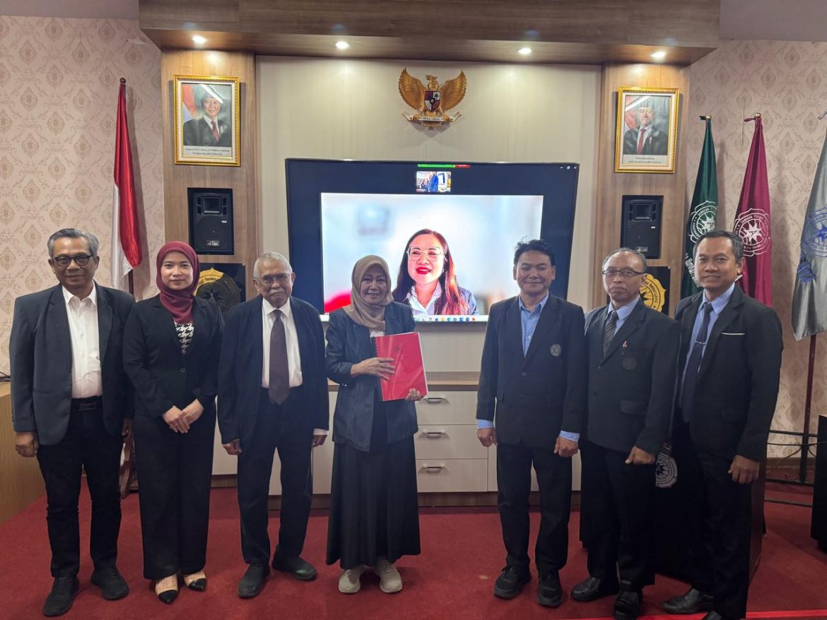 Membanggakan Tanah Datar, Rina Aziz Sukses Meraih Gelar Doktor Pariwisata