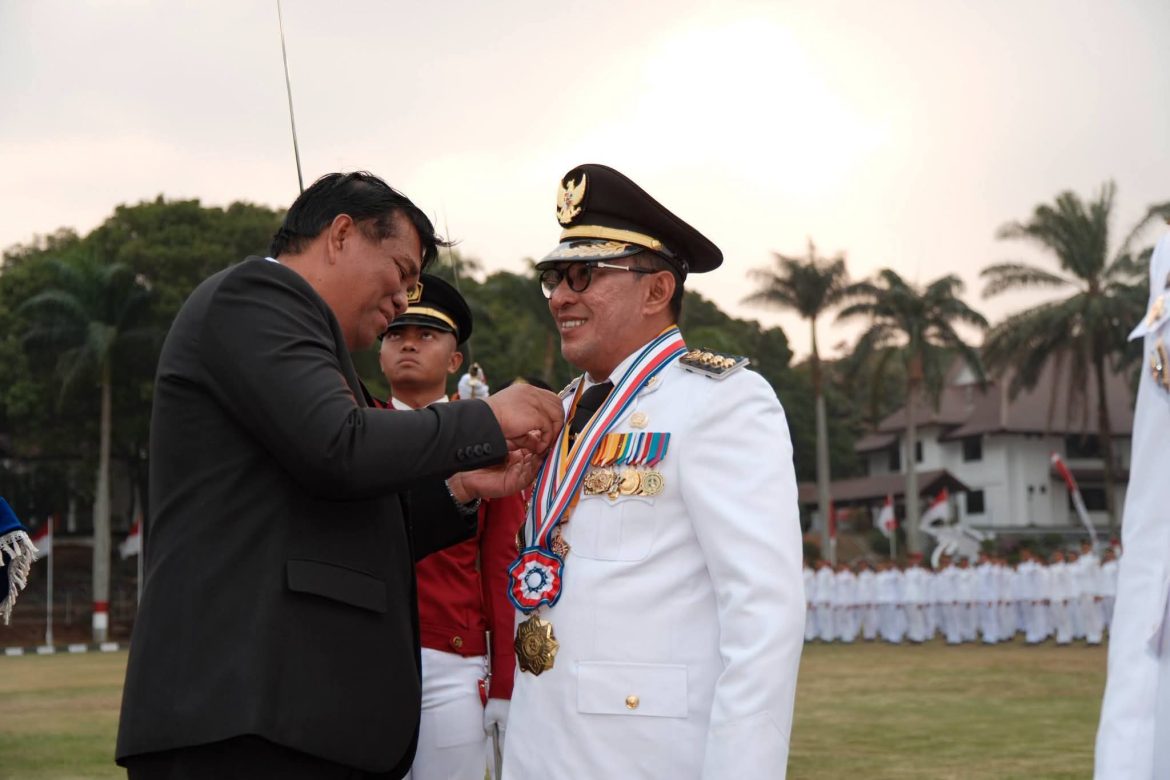 Bupati Tanah Datar Dianugerahi Kartika Pamong Praja Muda dan Lencana Alumni Kehormatan IPDN