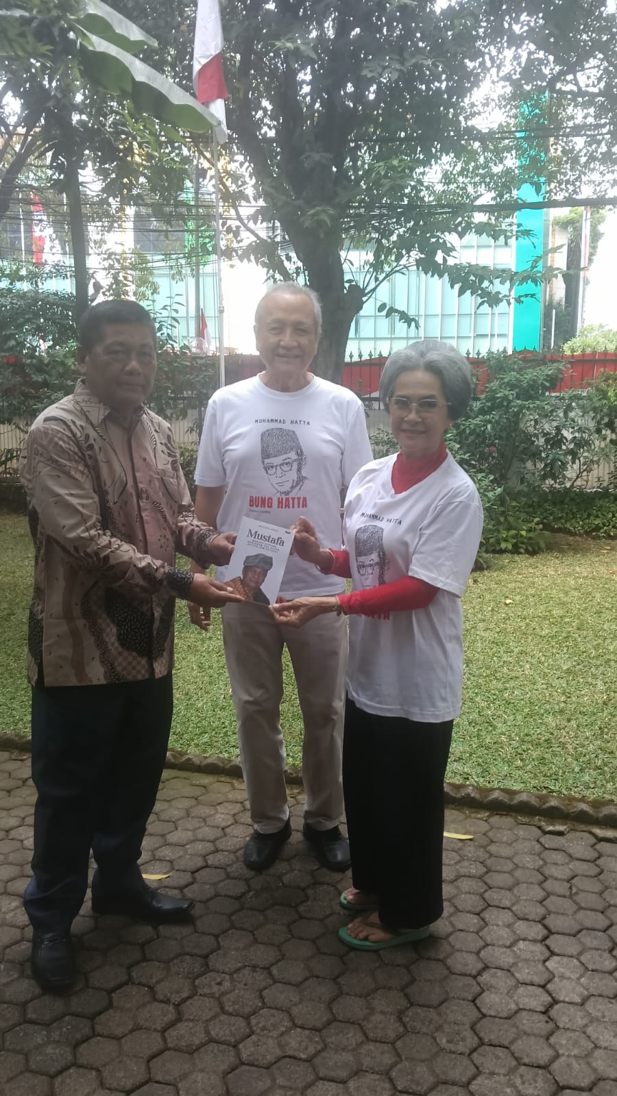 Wartawan Senior  Sumbar Serahkan Buku autobiografinya berjudul “Memoar Mustafa  : Wartawan, PNS, Dosen, Aktivis, dan Advokat” Kepada Ibu Gemala Hatta