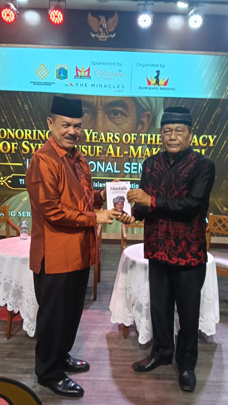 Mustafa Akmal Serahkan Buku Memoar kepada Ketua LKAAM Sumbar Di Jakarta
