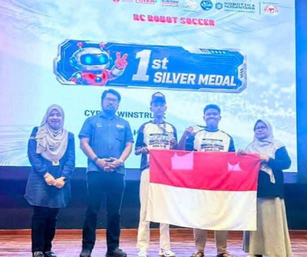 Dua Siswa MAN 2 (Lima Kaum) Tanah Datar Sabet Silver Medal Robot Soccer pada WRCC 4.0 Malaysia