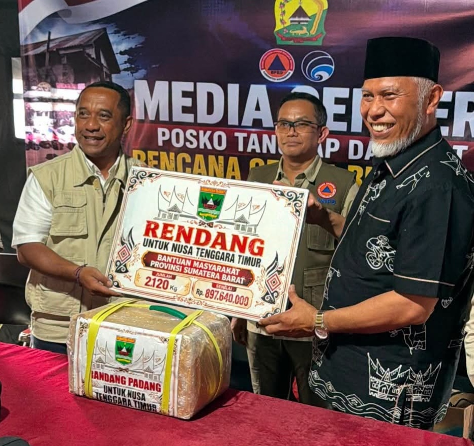 Gubernur Sumbar Salurkan 2,1 Ton Rendang Untuk Korban Bencana di NTT
