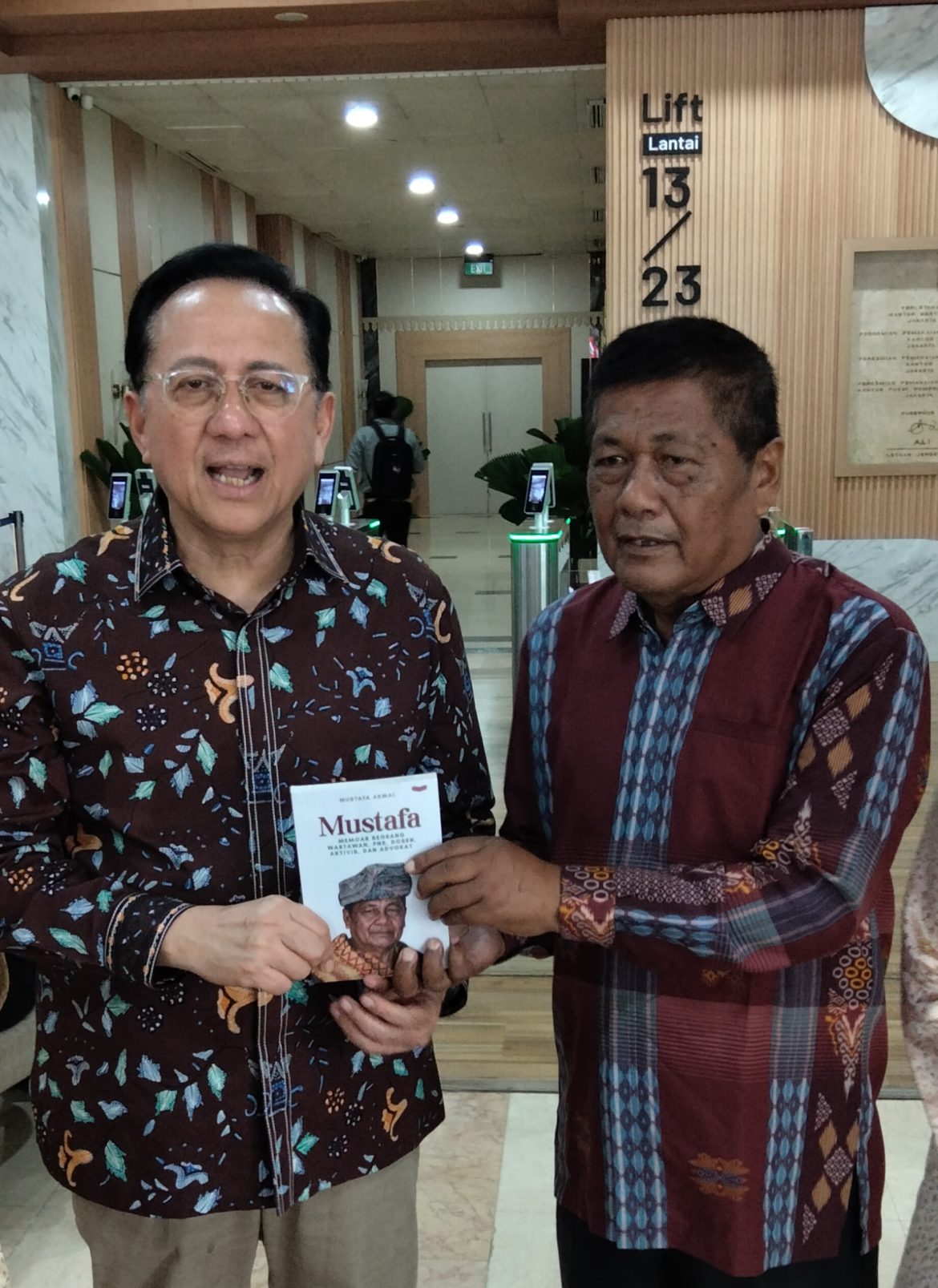 Mustafa Akmal Serahkan Memoar kepada Irman Gusman, Berharap Jadi Inspirasi Generasi Berikutnya