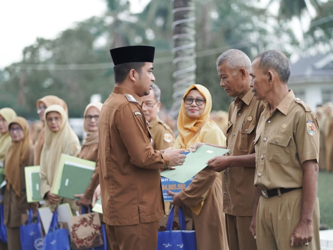 Walikota Solok Berikan Hadiyah Umrah Untuk Sarmijan Pegawainya Yang Masukin Purna Tugas