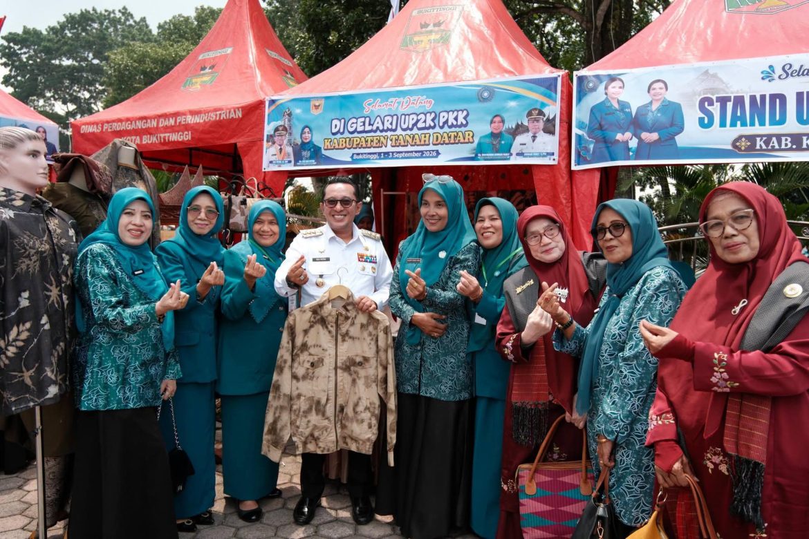 Bupati Tanah Datar Tinjau  Stand UP2K PKK Di Kota Bukittinggi