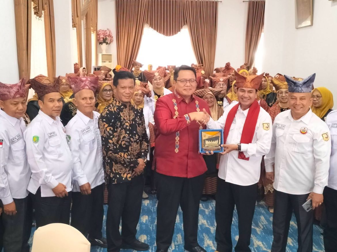 Wakil Bupati Ahmad Fadly Jamu Rombongan Bundo Kanduang Ikatan Keluarga Minang (IKM) Provinsi Bengkulu Di Indo Jalito