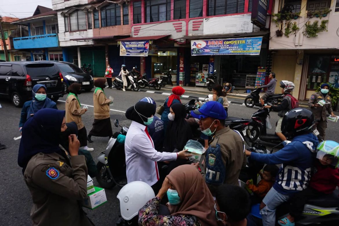 PMI Bersama BPBD dan Dinkes Bagikan Masker Untuk Warga Padang Panjang
