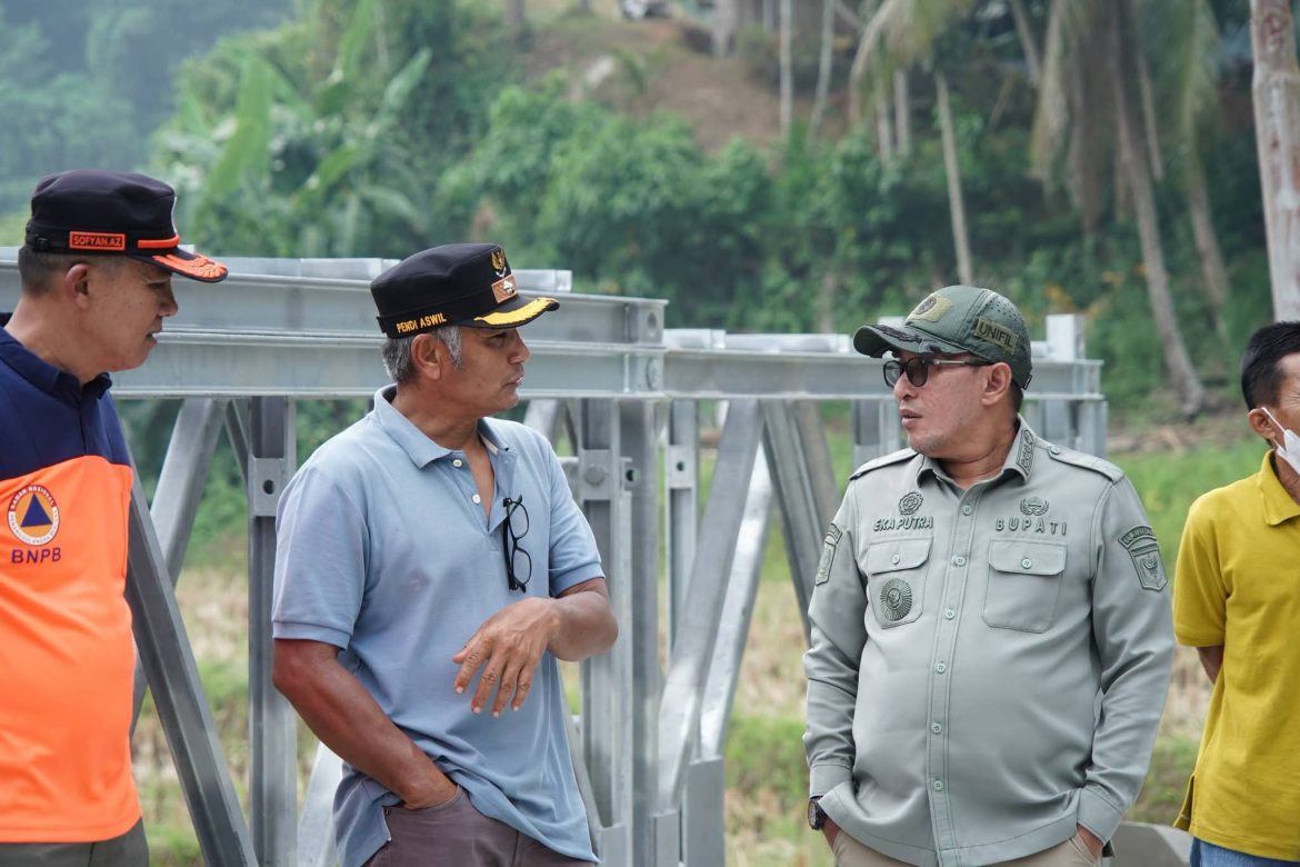 Bupati Tanah Datar  Tinjau Progres Pembangunan Jembatan Bailey Tanjung Anau Nagari Taluak Lintau Buo