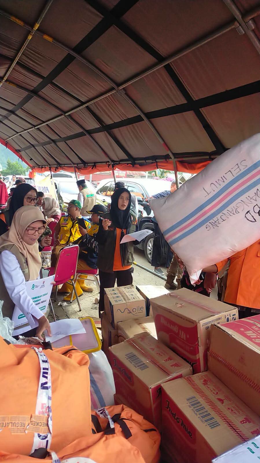Pemko Padang Panjang Salurkan Bantuan untuk Korban Galodo Arosuka Solok