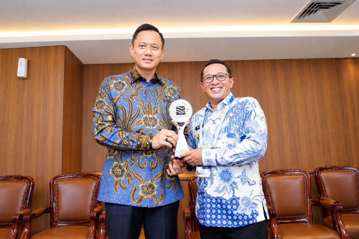 Menteri Koordinator Bidang Infrastruktur dan Pembangunan Kewilayahan  dan Direktur Bank Indonesia Destry Berikan Apresiasi Kepada Bupati Tanah Datar