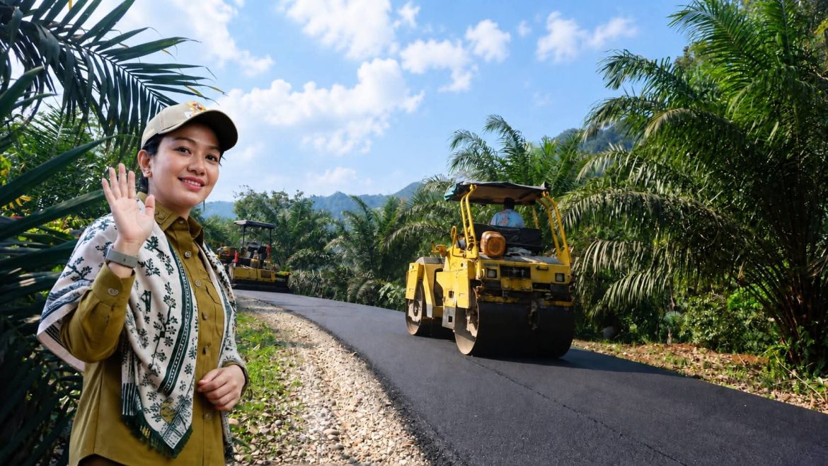 Pemkab Dharmasraya Mulai  Pengaspalan  Jalan Pulau Punjung