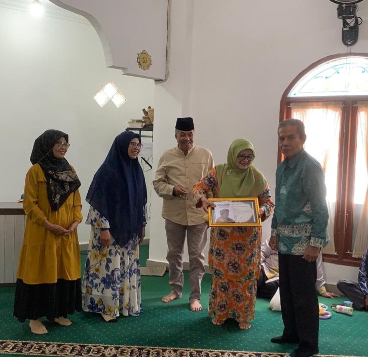 Badoncek Juken Sumbar Bantu Pensiunan BKKBN Tanah Datar, Memoar Mustafa Akmal Turut Diserahkan