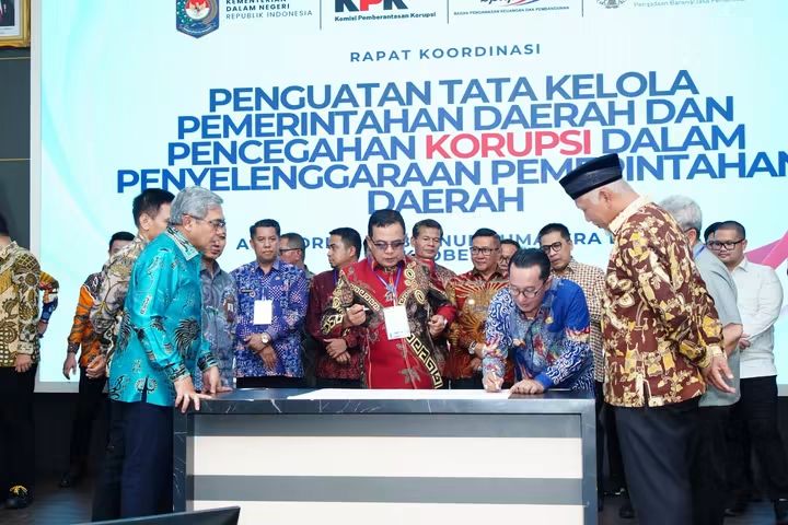 Bupati Tanah Datar Dan Ketua DPRD Tanda tangani Komitmen bersama untuk  Penguatan Tata Kelola Pemerintahan Daerah Dan Pencegahan Korupsi
