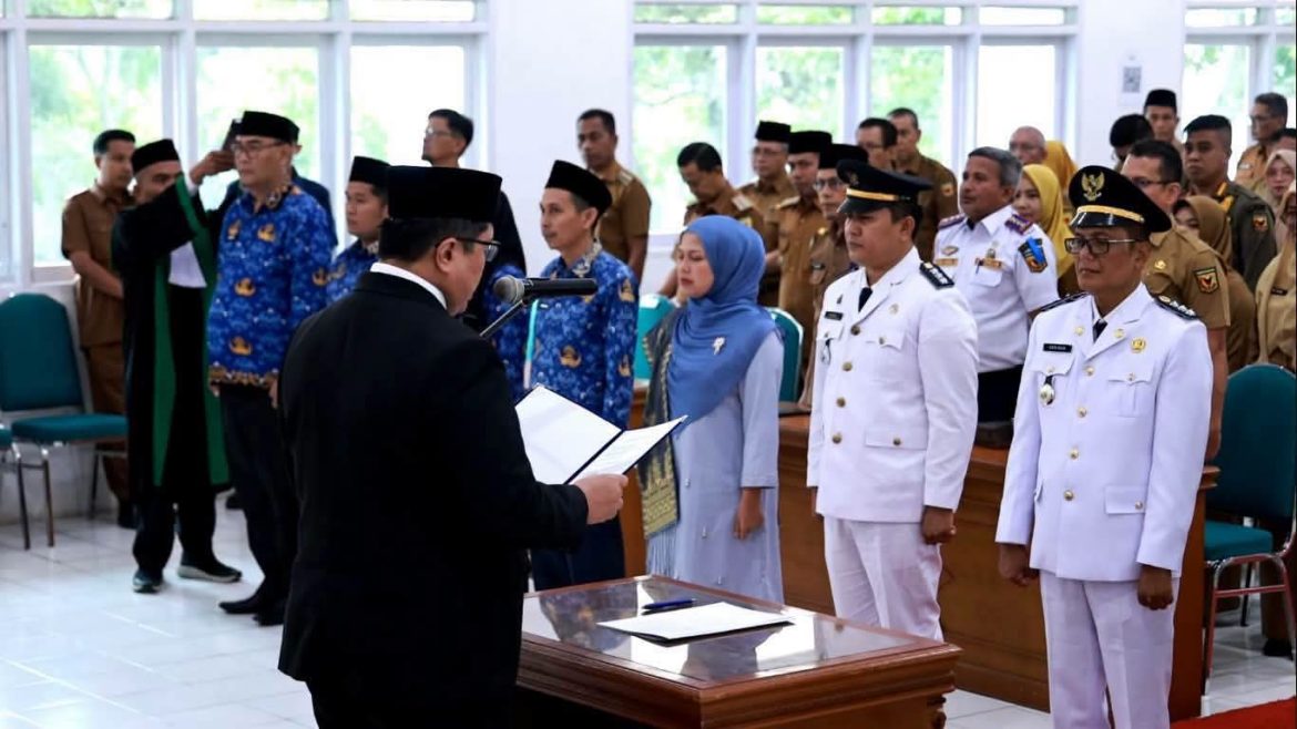 Wakil Bupati Tanah Datar  Lantik Camat dan Kepala Sekolah, Ini Namanya