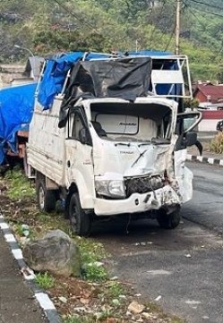 Diduga Rem Bermasalah, Isuzu Pick Up Traga Tabrak Beruntun Tujuh Kendaraan di Jalur Padang Panjang–Bukittinggi