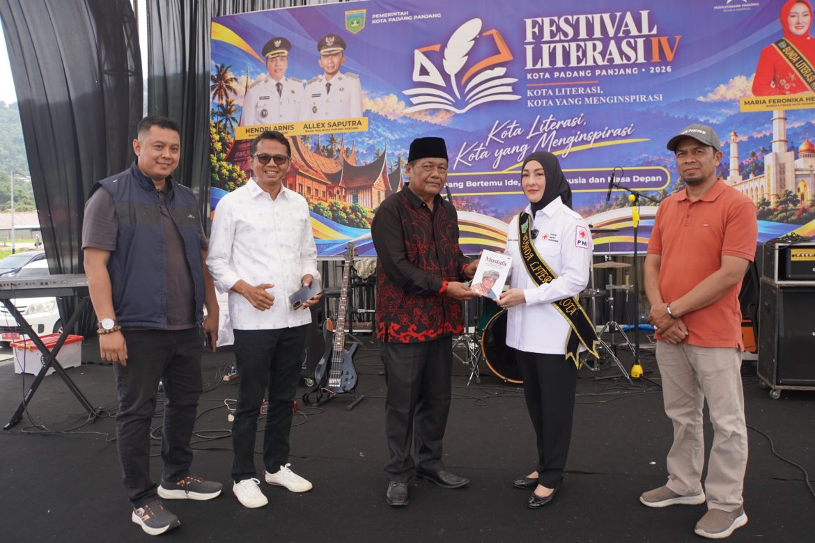 Wartawan Senior Mustafa Akmal Serahkan Buku Autobiografi kepada Bunda Literasi Padang Panjang di Festival Literasi IV 2026