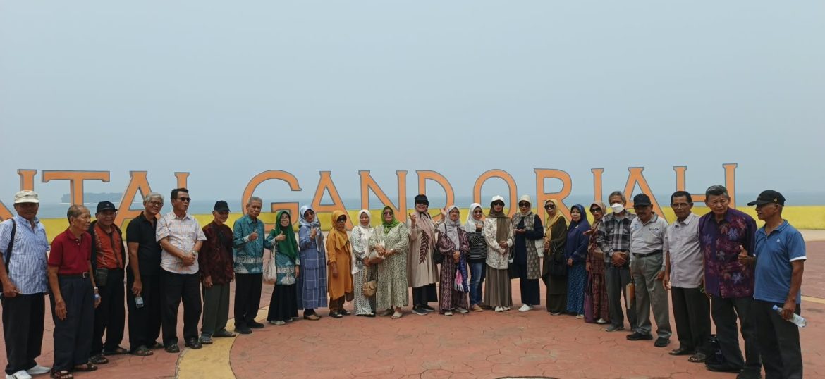 28 Anggota Juang Kencana Sumbar Gelar Silaturahmi di Pantai Gondariah Pariaman