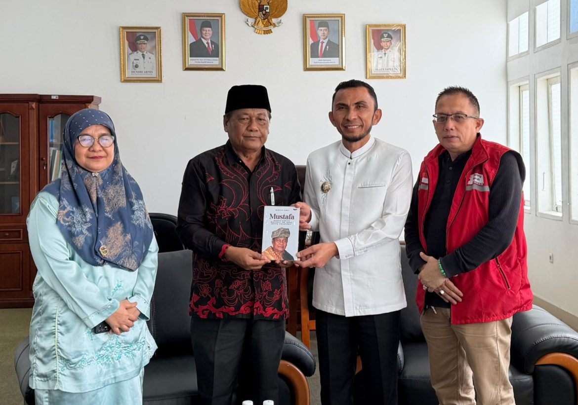 Wakil Wali Kota Padang Panjang Terima Buku Autobiografi Mustafa Akmal, Berharap Hadir di Perpustakaan Sekolah